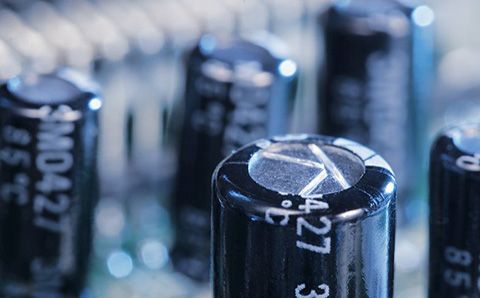 哪些材料會影響超級電容器的性能？